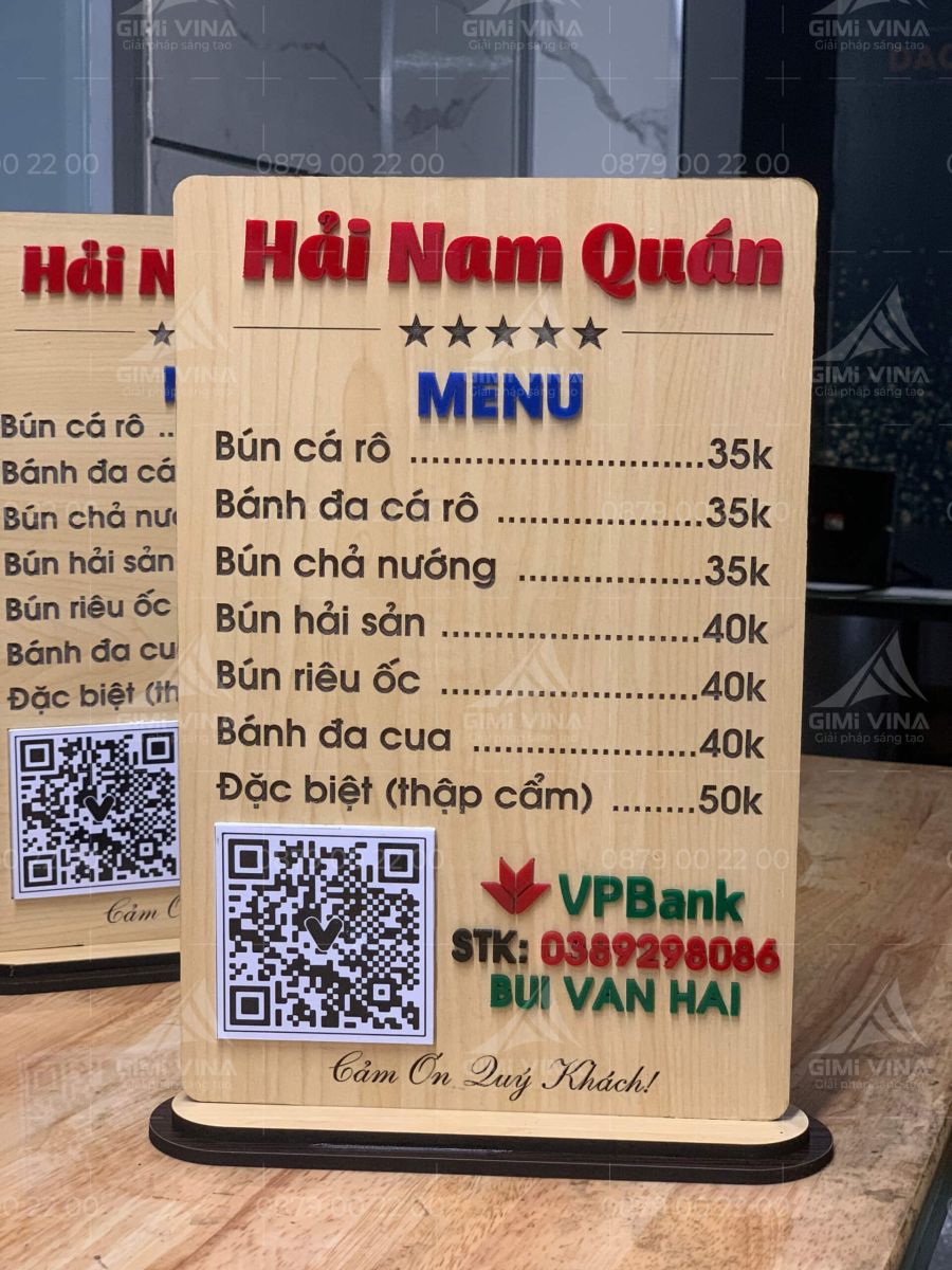 Mẫu bảng gỗ QR code kết hợp với tên shop, hoặc menu quán