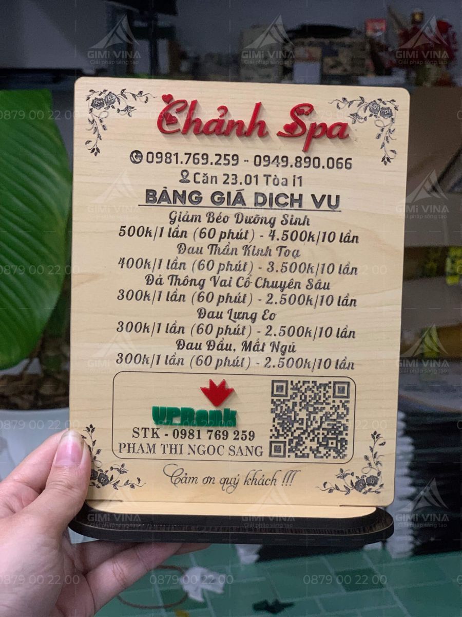 Mẫu bảng gỗ QR code kết hợp với tên shop, hoặc menu quán