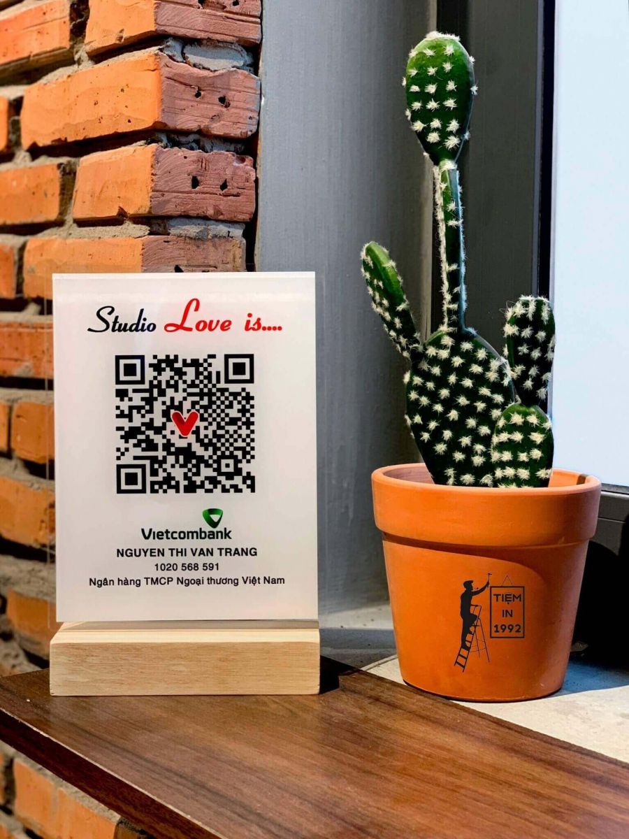 Bảng quét mã QR code để bàn đế gỗ in theo yêu cầu