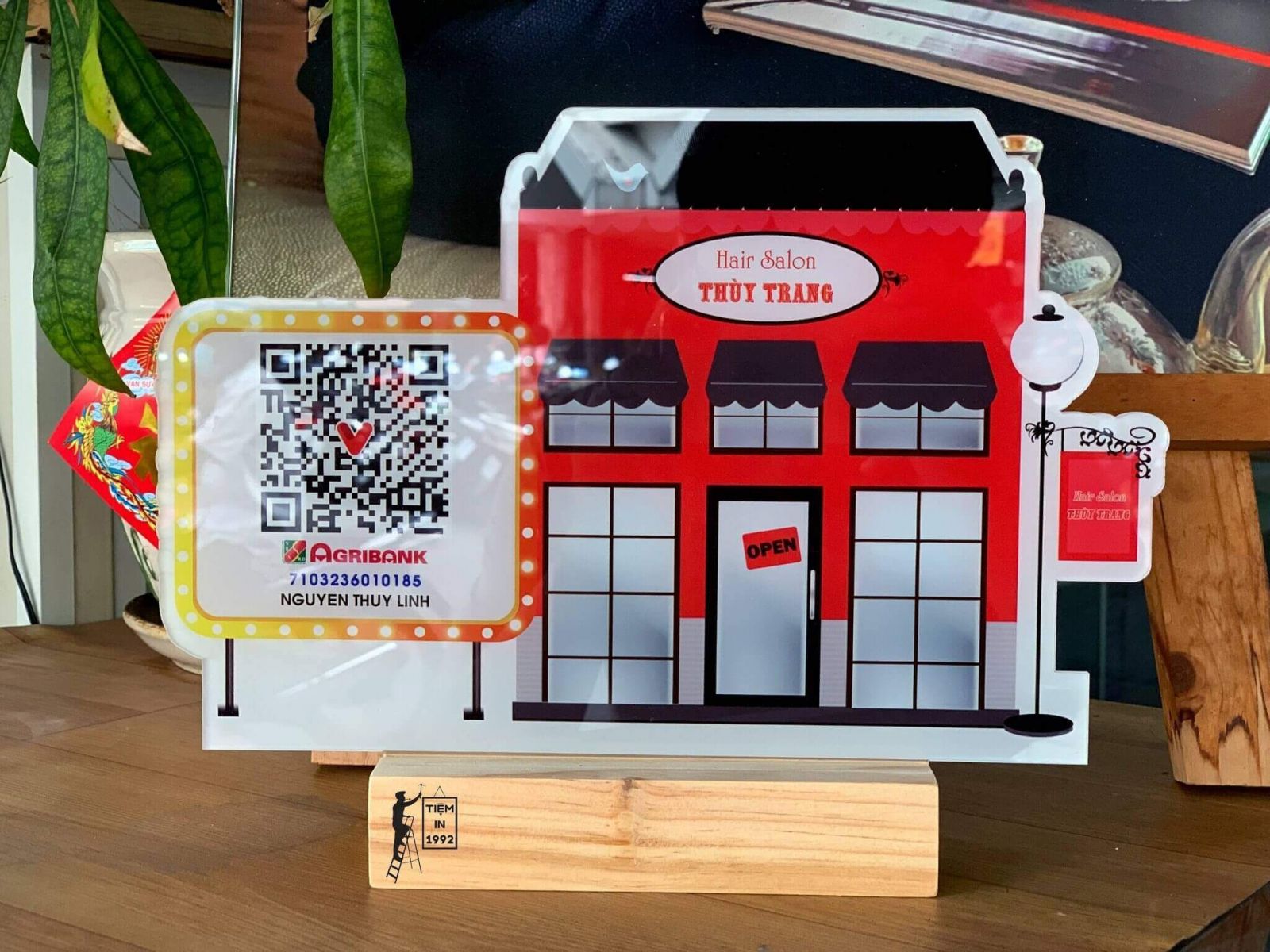 Bảng quét mã QR code để bàn đế gỗ in theo yêu cầu