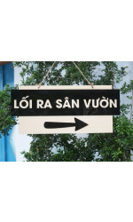 Bảng gỗ chỉ dẫn tên phòng Restroom có mũi tên DCR002 1