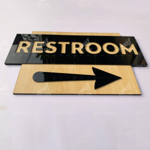 Bảng gỗ chỉ dẫn tên phòng Restroom có mũi tên DCR002