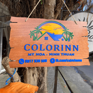 Bảng gỗ ngoài trời dán mica nổi đẹp mắt