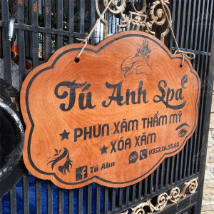 Bảng gỗ ngoài trời Tú Anh Spa