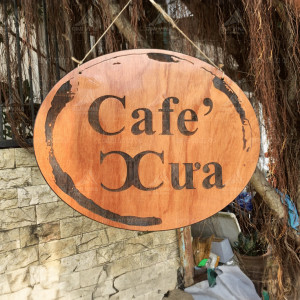 Bảng gỗ quán cà phê treo ngoài trời