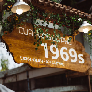 Bảng hiệu gỗ treo ngoài trời