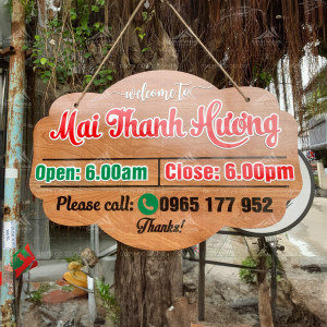 Bảng hiệu gỗ xoang đào treo ngoài trời