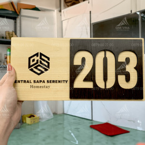 Bảng số phòng homestay khắc tên