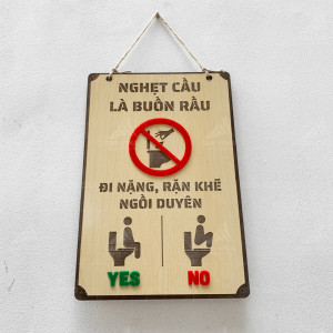 Bảng gỗ chỉ dẫn nhà vệ sinh