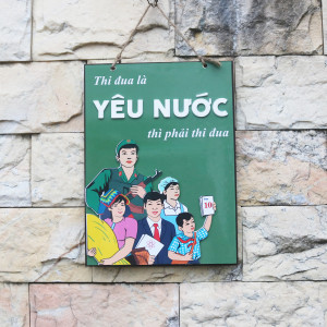 Bảng gỗ decor chủ đề Thi đua yêu Nước 