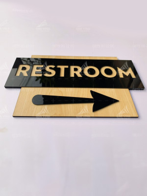 Bảng gỗ chỉ dẫn tên phòng Restroom có mũi tên DCR002