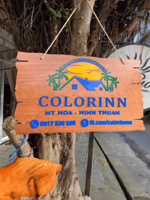 Bảng gỗ ngoài trời dán mica nổi đẹp mắt