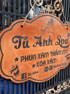 Bảng gỗ ngoài trời Tú Anh Spa