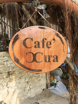 Bảng gỗ quán cà phê treo ngoài trời