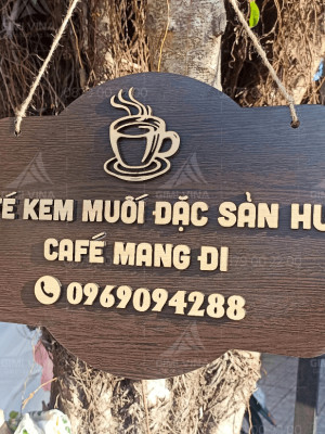 Bảng gỗ tên shop gỗ tối màu cafe Huế
