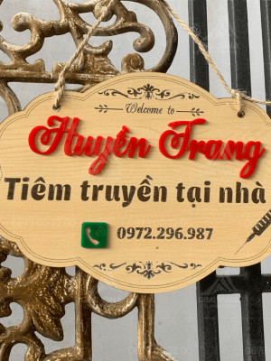 Bảng gỗ tên shop Huyền Trang