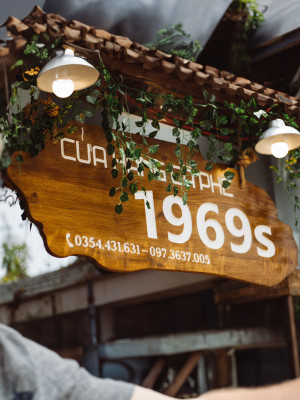 Bảng hiệu gỗ treo ngoài trời