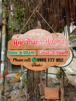 Bảng hiệu gỗ xoang đào treo ngoài trời