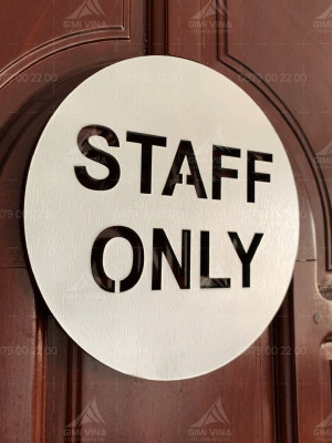 Bảng kim loại treo cửa phòng Staff only