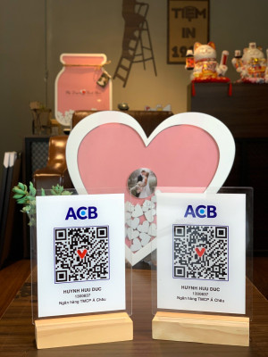 Bảng QR đế gỗ để bàn