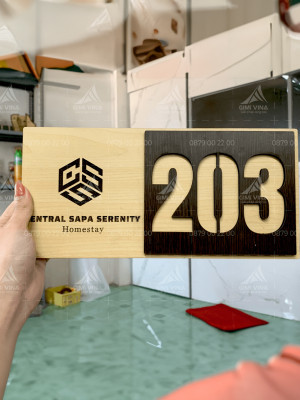 Bảng số phòng homestay khắc tên