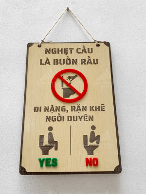 Bảng gỗ chỉ dẫn nhà vệ sinh
