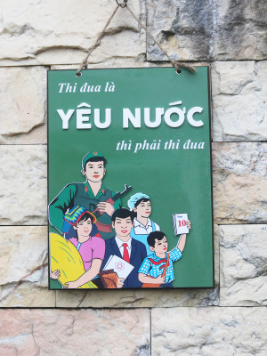 Bảng gỗ decor chủ đề Thi đua yêu Nước 