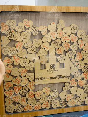 Khung thả trái tim cho khách dự tiệc hình vuông bằng gỗ