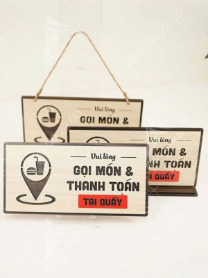 Bảng gỗ để bàn gọi món và thanh toán tại quầy 